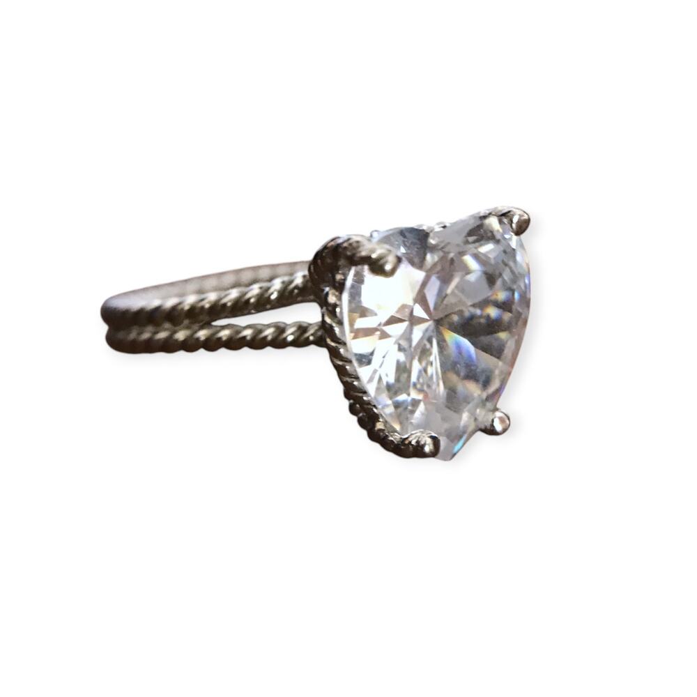 Sparkling heart-cut crystal fashion ring, double twisted band, appr. sz 6